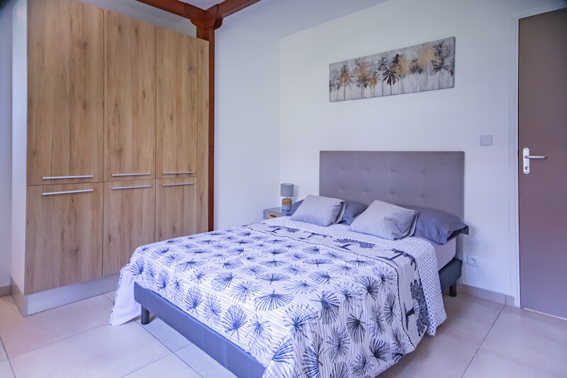 Dormitorio principal con aire acondicionado y baño privado