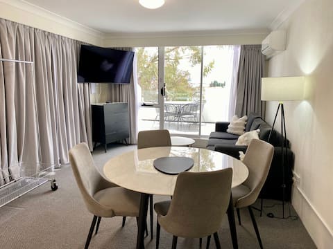 Popular Airbnb listing: Alpine Stays 401. Lakefront Deluxe KING Apartment in Jindabyne