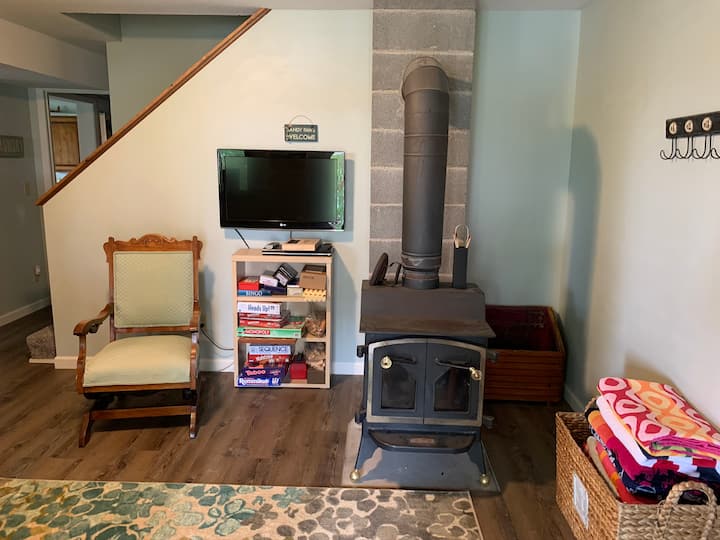 Zweiter Wohnbereich und Fernseher für Spiele oder zum Ansehen von DVDs auf der begehbaren Ebene.