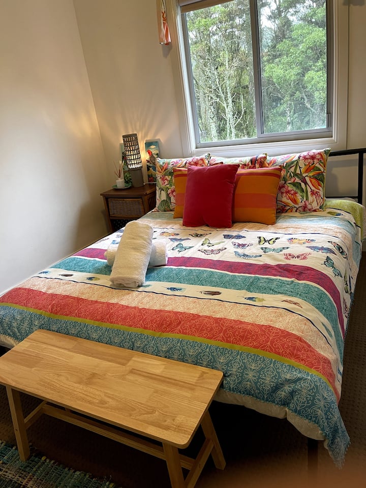 第四间大床卧室，俯瞰森林