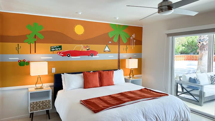 加大双人床。记忆起泡沫床垫。 55 Inch智能电视。 房间遮光窗帘空调空调 吊扇。带衣架和行李架的衣柜，方便使用。 床头柜上多端口USB充电站