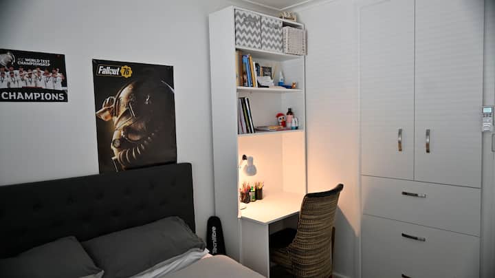 ห้องนอนพร้อมเตียงควีนไซส์