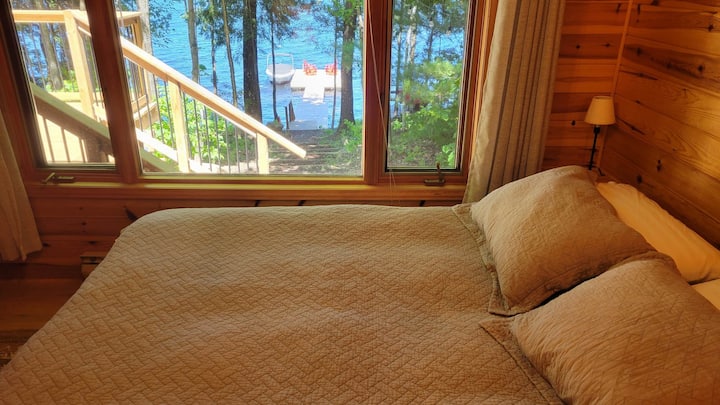 Spálňa štvrtej v priestore pre hostí s manželskou posteľou Queen. Úžasný výhľad na jazero cez okno spálne