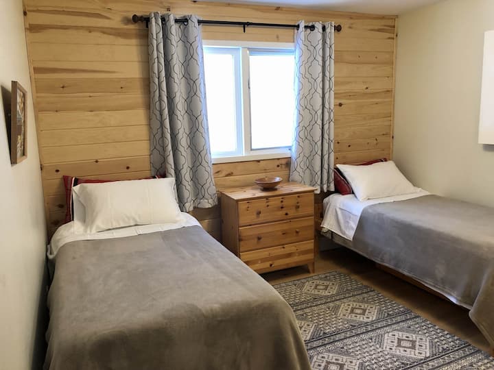 Priestranná spálňa s dvoma oddelenými lôžkami