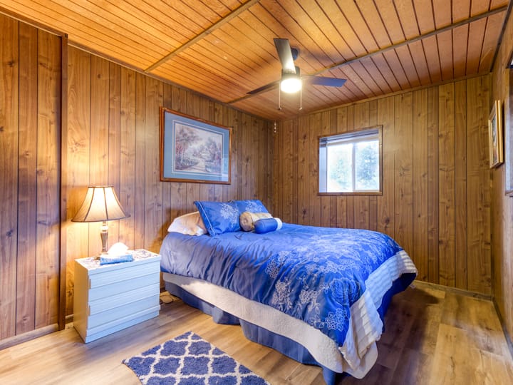 Dormitorio grande con cama tamaño king, armario grande, caja fuerte para objetos de valor , sábanas y mantas limpias, aire acondicionado, ventilador de techo y cortinas oscuras.