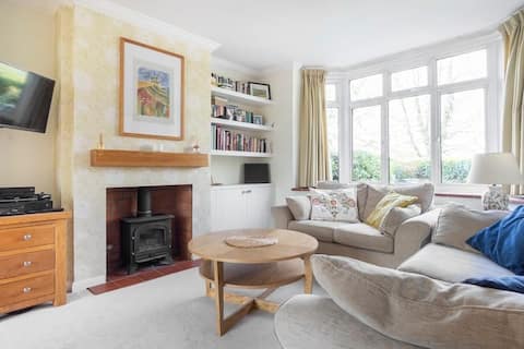 Top performing Airbnb: Just 9 Mins Walk to Salisbury Cathedral & City! in Salisbury