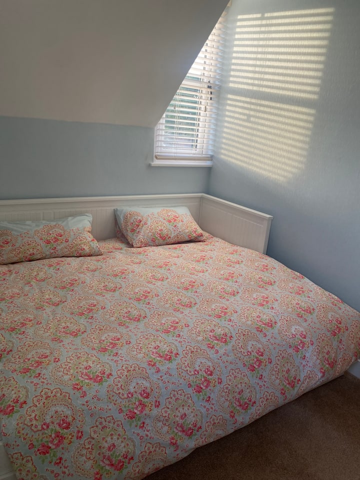 Spavaća soba tri postavljena je kao bračni krevet.