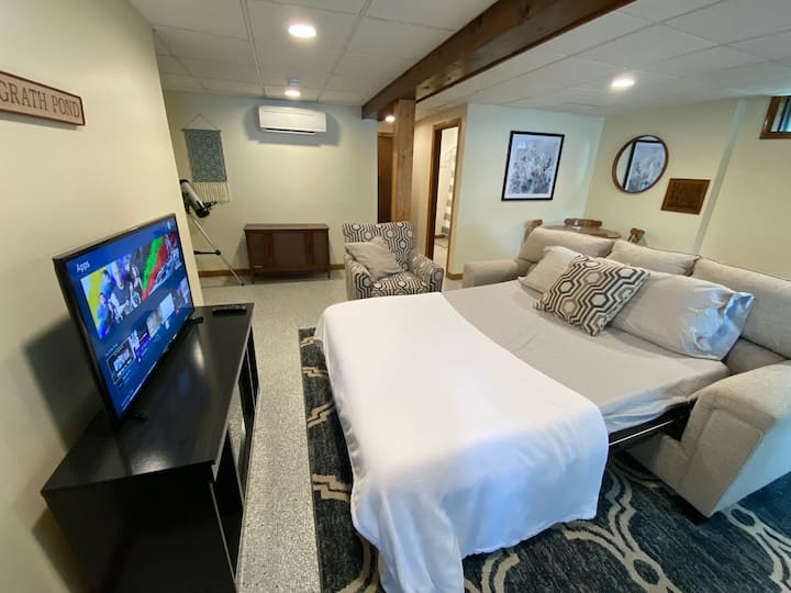 全新翻修的步出式地下室，配有洗衣房、全套浴室、紙牌桌、智慧電視、壁爐空間加熱器、桌遊、拉出式沙發和暖氣/空調。 