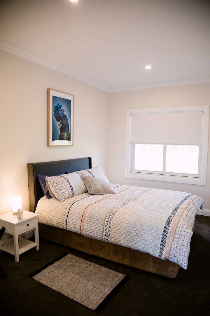 Second bedroom with queen size bed and BIW