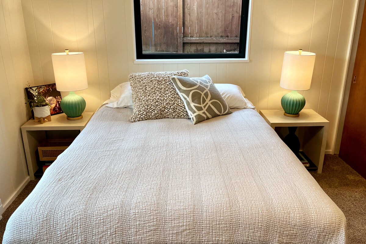 Chumba kizuri cha 2 cha kulala kilicho na kitanda cha malkia, kabati kubwa, rafu ya mizigo na kiti cha kupumzikia. 
Vivuli vya skrini na mashuka hutoa faragha na udhibiti