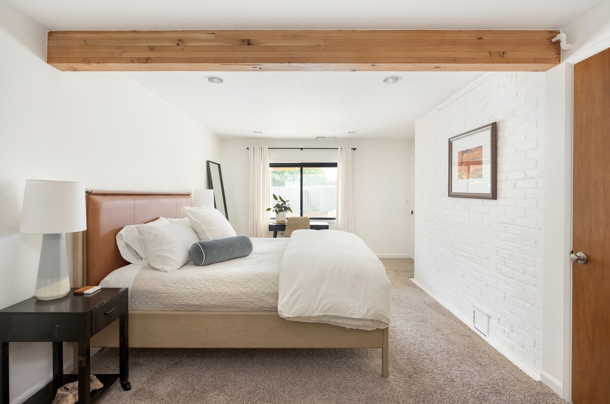 Chumba cha kulala chenye nafasi kubwa sana - kitanda cha kifalme kilicho na ubao wa kichwa wa ngozi, dawati na kabati la nguo (kabati la kujipambia, kiti cha kupumzikia na televisheni hazipo kwenye picha). 
Vivuli vya skrini na mapazia ya mashuka hutoa faragha na udhibiti wa mwanga. 