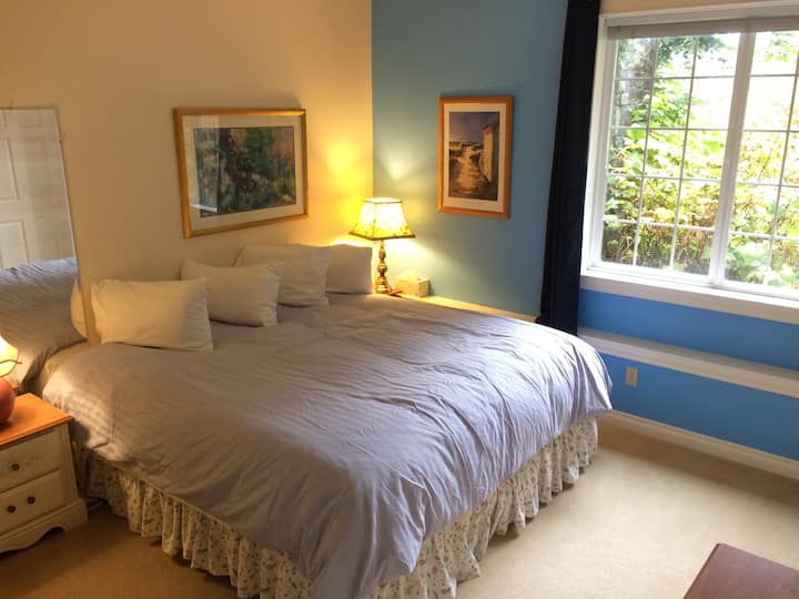 Dhoma e dytë king me pamje nga peizazhi dhe mund të dëgjosh veçorinë e ujit me dritaren e hapur.