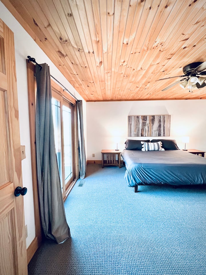 ห้องสวีทหลักชั้นหลักพร้อมทางเข้าดาดฟ้าและห้องน้ำในตัว