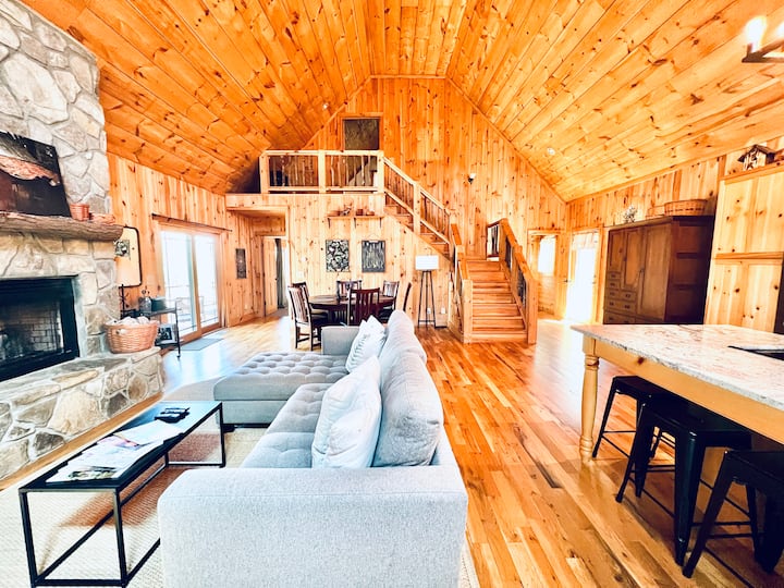 2 Primary Suites, GREAT location, High Speed Wifi Cabins for Rent in