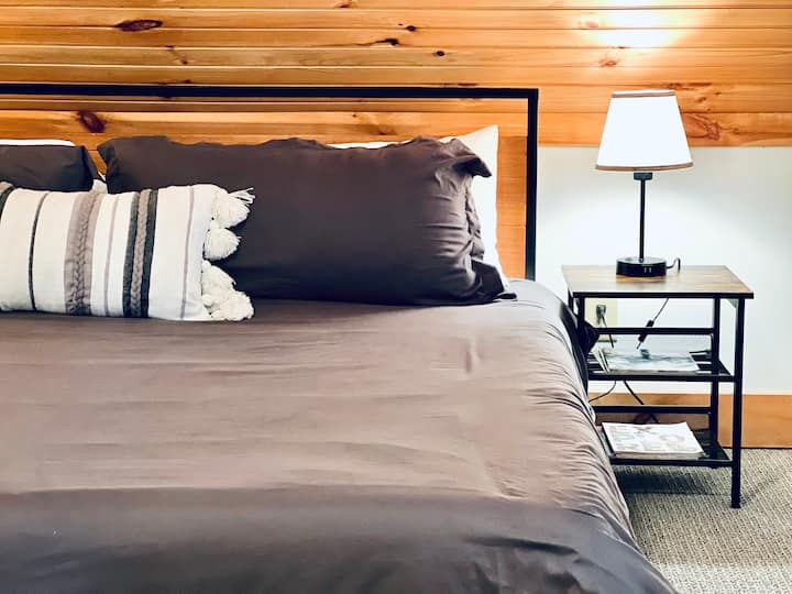 ห้องสวีทหลักชั้นบนพร้อมห้องน้ำในตัว