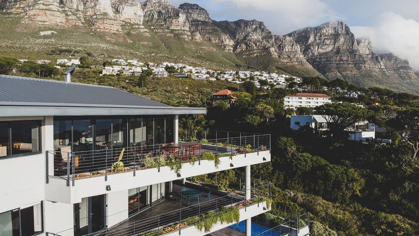 Spectacular Modern Villa with Magnificent Views gallery image 3