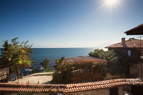 A cozy house with romantic sea view - Old Nessebar