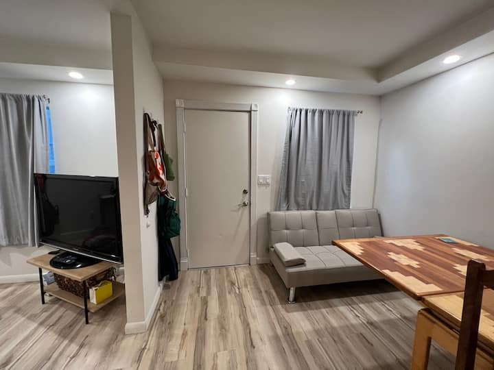 小厨房。拉出桌子，靠近窗户，还有额外的休息区。