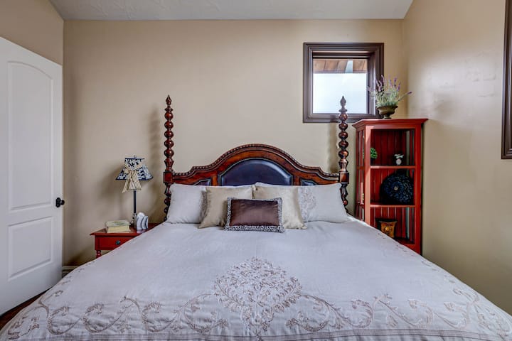 Dormitorio con cama tamaño king con lavadora y secadora propia.