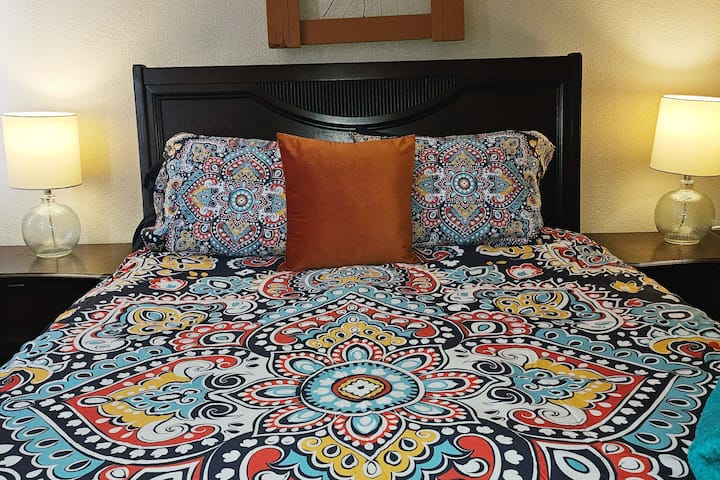 *Većinu* umjetnosti odabiru lokalni (BAREM TEKSAŠKI ) umjetnici, uključujući nekoliko djela iz moje obitelji koja je rođena i odrasla na otoku!  