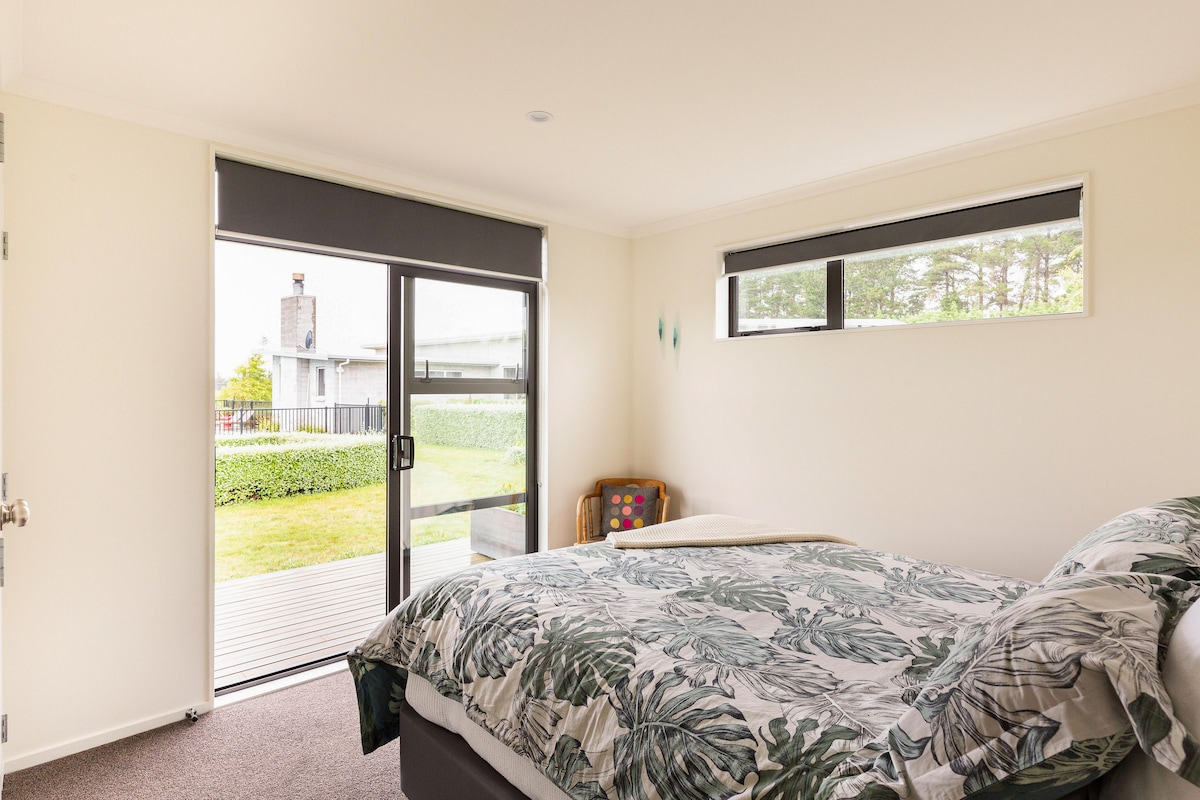 Main bedroom - Queen size bed