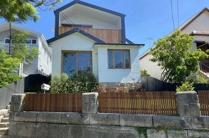 Immaculate luxury 4 bedroom home in Manly gallery image 2