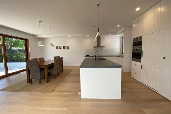 Immaculate luxury 4 bedroom home in Manly gallery image 4