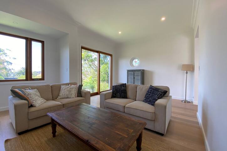 Immaculate luxury 4 bedroom home in Manly gallery image 5