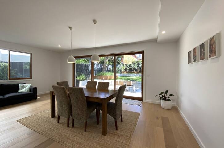 Immaculate luxury 4 bedroom home in Manly gallery image 3