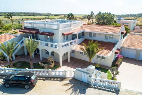 Deluxe Mansion ★ Steps to Beach ★ Pool ★ Sea Views