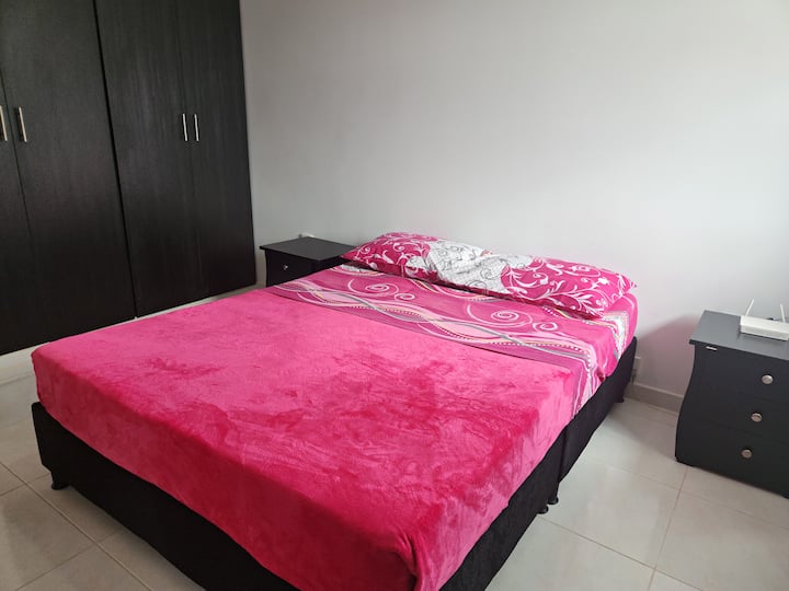 Cuarto principal con cama Queen y closet.