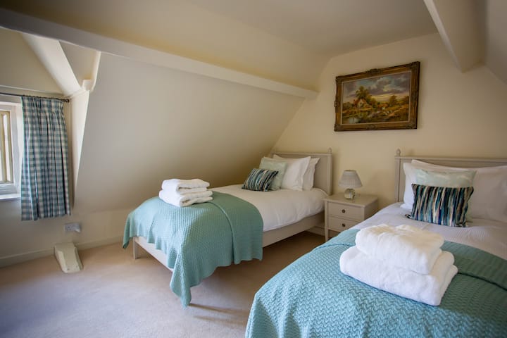 Dhomë gjumi binjake e bollshme