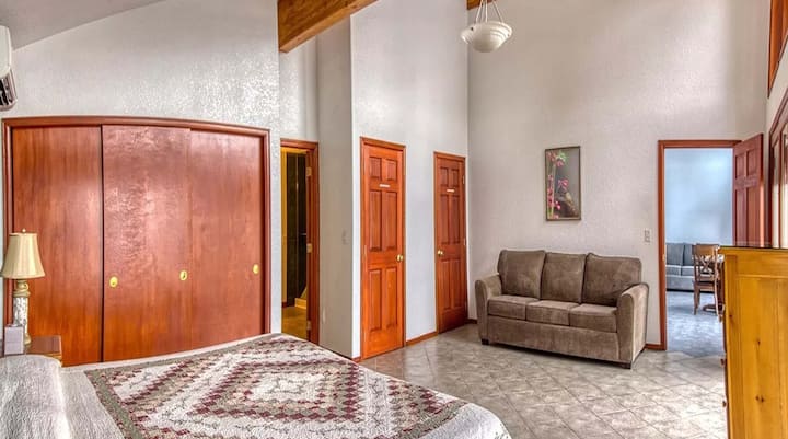 Главна спална соба на 2 кат со сопствен и брачен кауч со кабриолет 