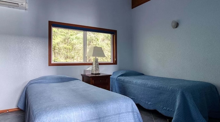 одлично за деца или единечни - 2 двокреветни кревета со дополнителни перници и доволно простор во плакарот.