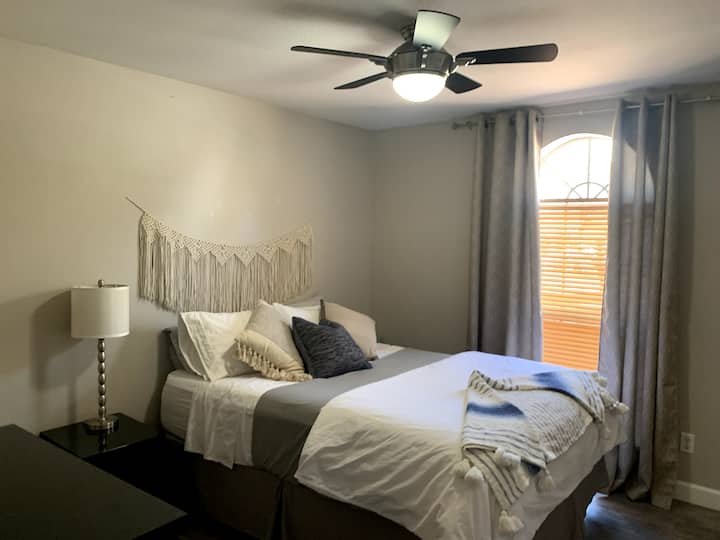 Mediana de la parte superior de la almohada Queen Sealy