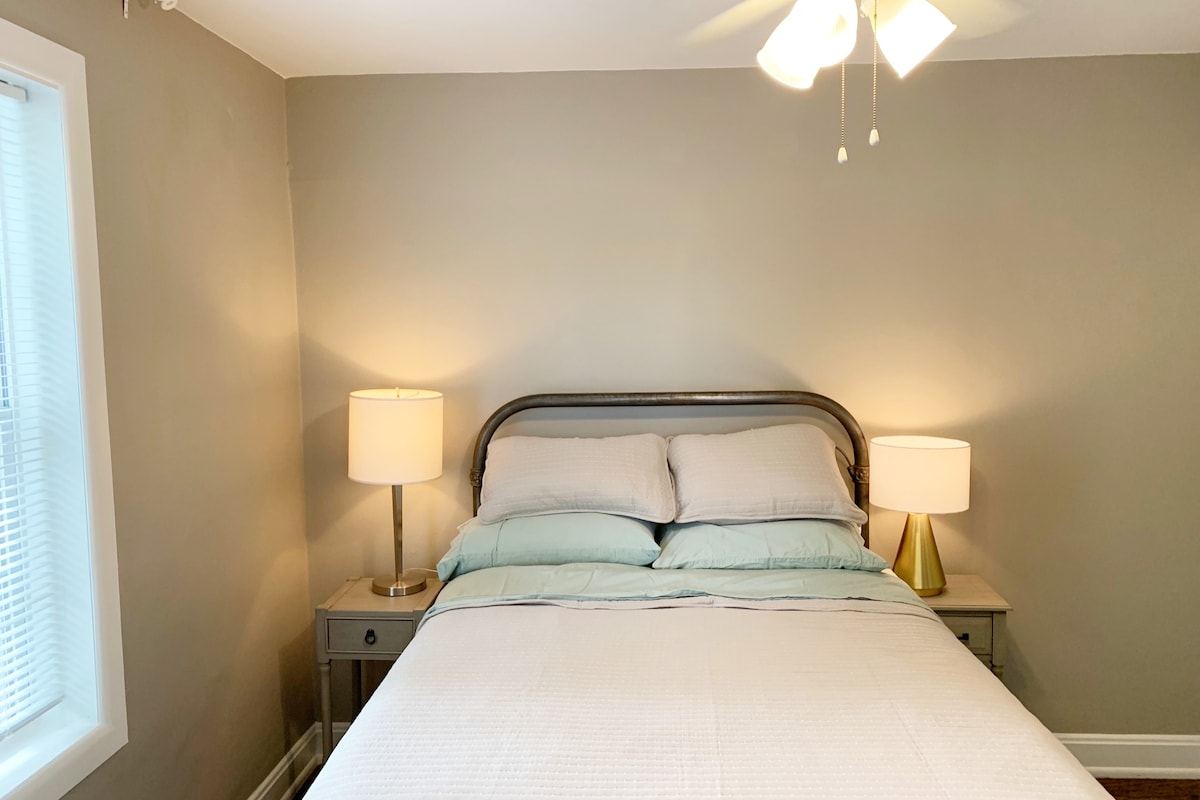 დაბლა სავსე საწოლი, ძალიან კომფორტული