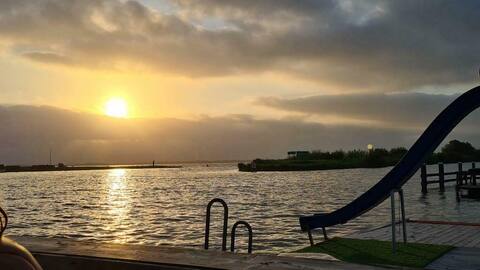 Waterfront caravan with boat in Giethoorn