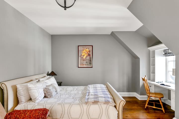 Guest Bedroom with private working desk 