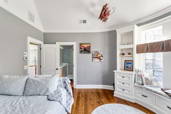 Cozy Guest Bedroom 