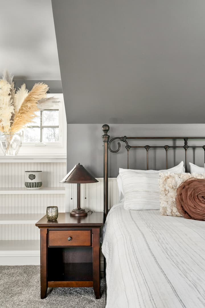 Guest Bedroom with private working desk 