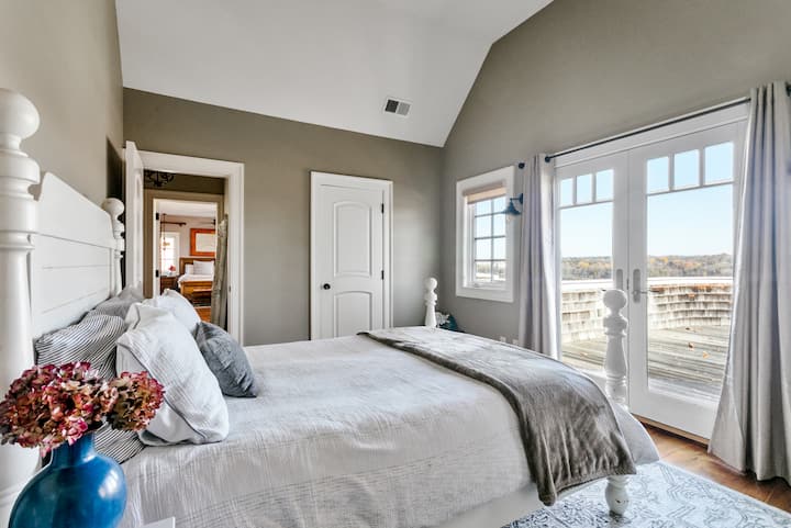 Guest bedroom with river view