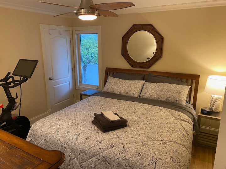 Dormitorio medio #1 - king, con Peloton.