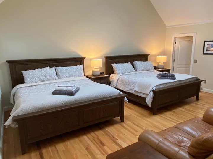 El dormitorio principal extragrande incluye dos camas tamaño king (una de las cuales es un colchón Tempurpedic) y un baño absolutamente enorme y único.