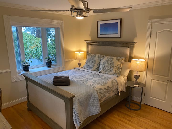 El dormitorio trasero también sirve como oficina, con una cama queen y un escritorio de Restoration Hardware, así como ventanas en dos lados.  