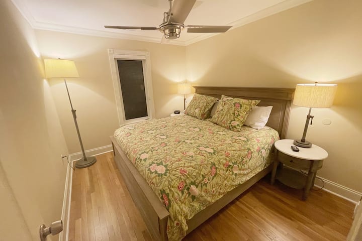 Dormitorio medio #2 - cama tamaño king.  (No se muestra: armario) 