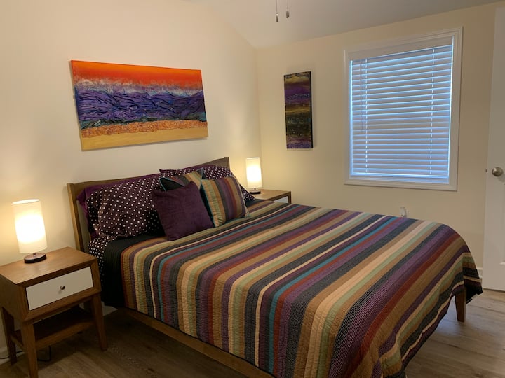 Dhomë gjumi komode me dollap dhe banjë ngjitur. Krevat dopio "queen" (vizitorët janë të etur për dyshekët tanë!)