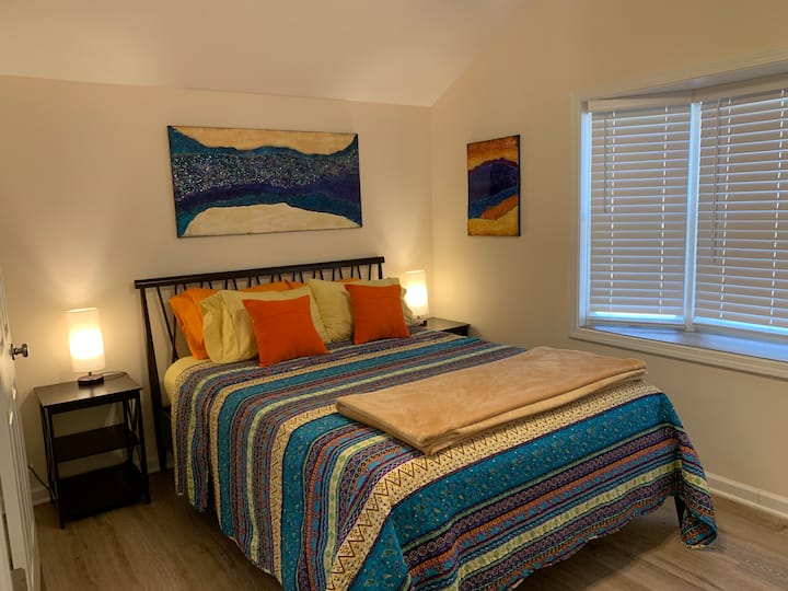 Dhoma e dytë e gjumit me krevat dopio "queen".