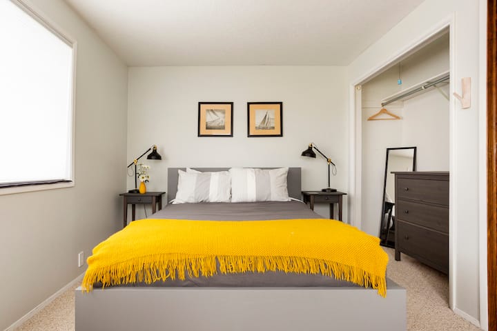 Bedroom #1: Upstairs main bedroom 

Queen bedroom with ocean view