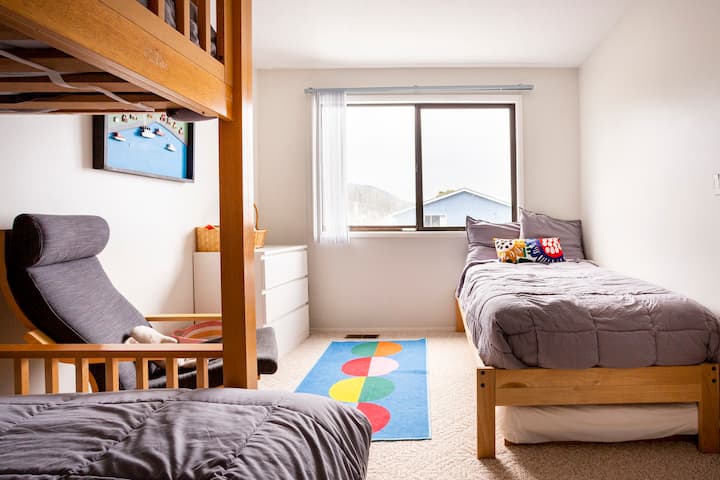 Bedroom #3: Upstairs Bunk Room 

One bunk bed and one trundle with a pullout underneath (extra sheets are provided for pullout)
