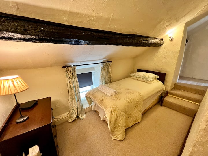 Удобна дополнителна прошетка низ просторот за спиење со единечен кревет.